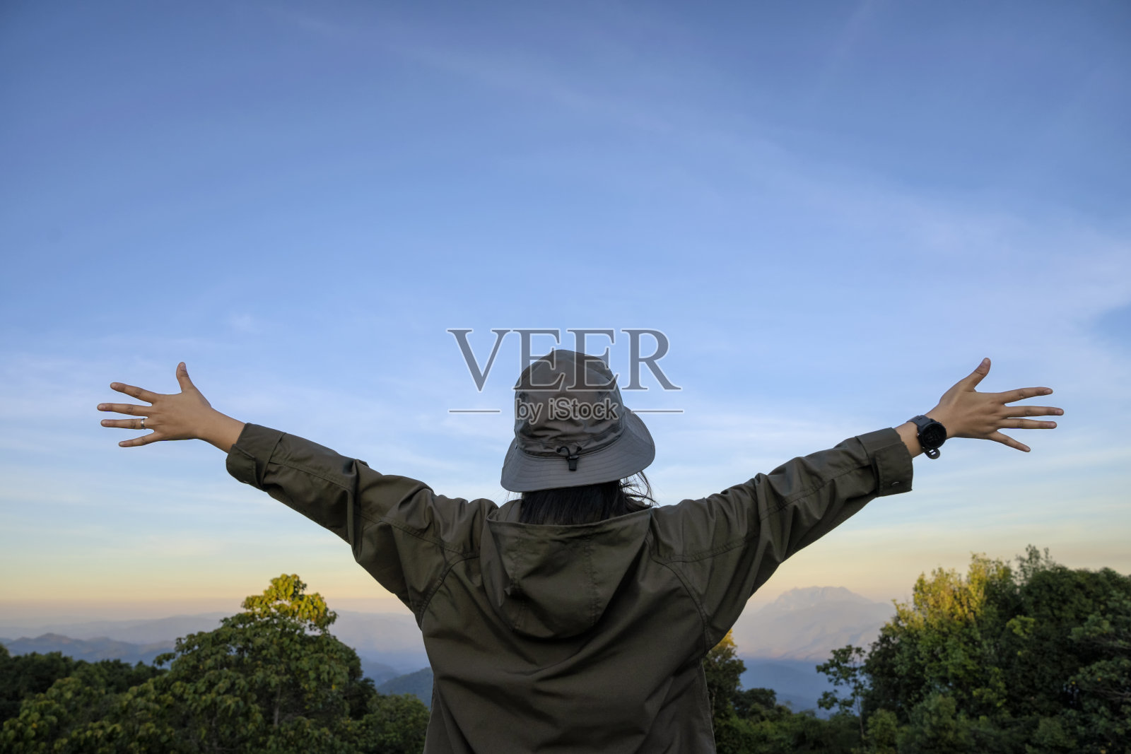 后方自由女人在山峰张开双臂照片摄影图片