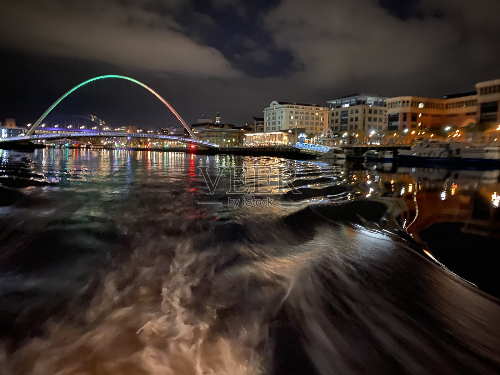 千禧年桥晚上乘船在河上照片摄影图片