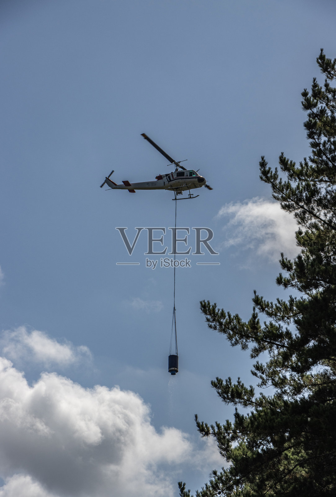 盘旋的直升飞机照片摄影图片