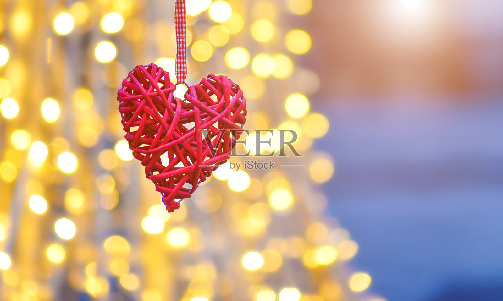 牵手的心就以散景为背景。情人节照片摄影图片