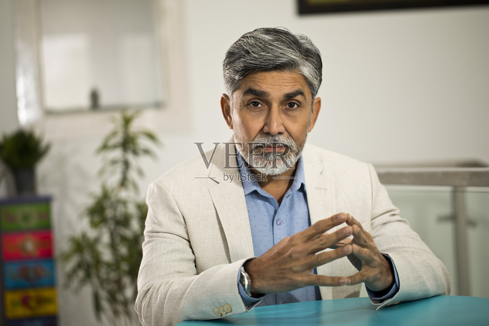 自信的商人看着镜头照片摄影图片