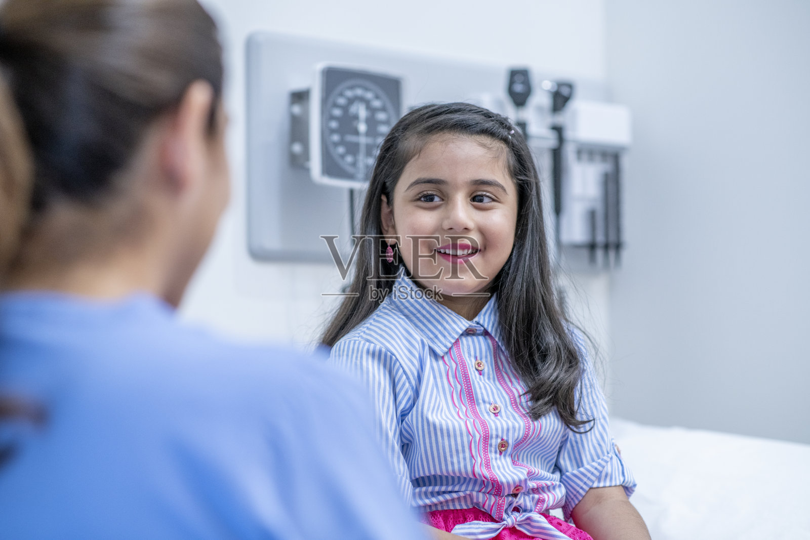 有个女孩在医院接受检查照片摄影图片