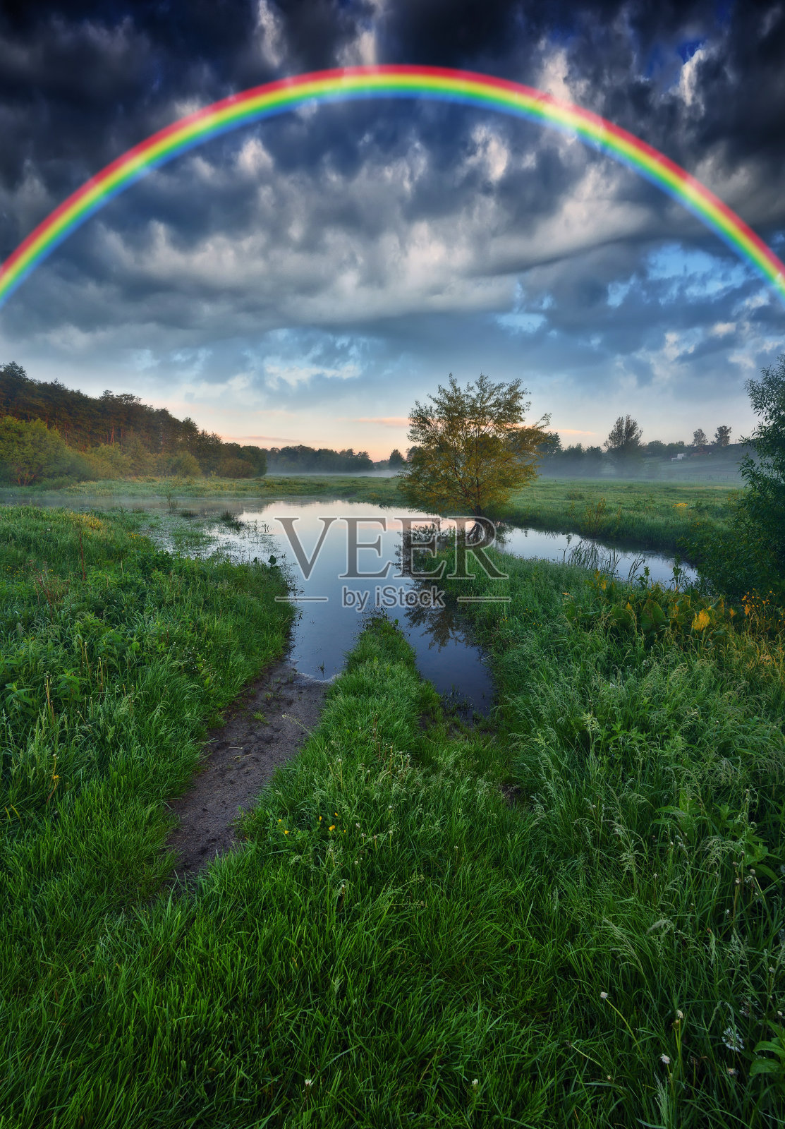 春江上的彩虹景观。色彩斑斓的早晨照片摄影图片