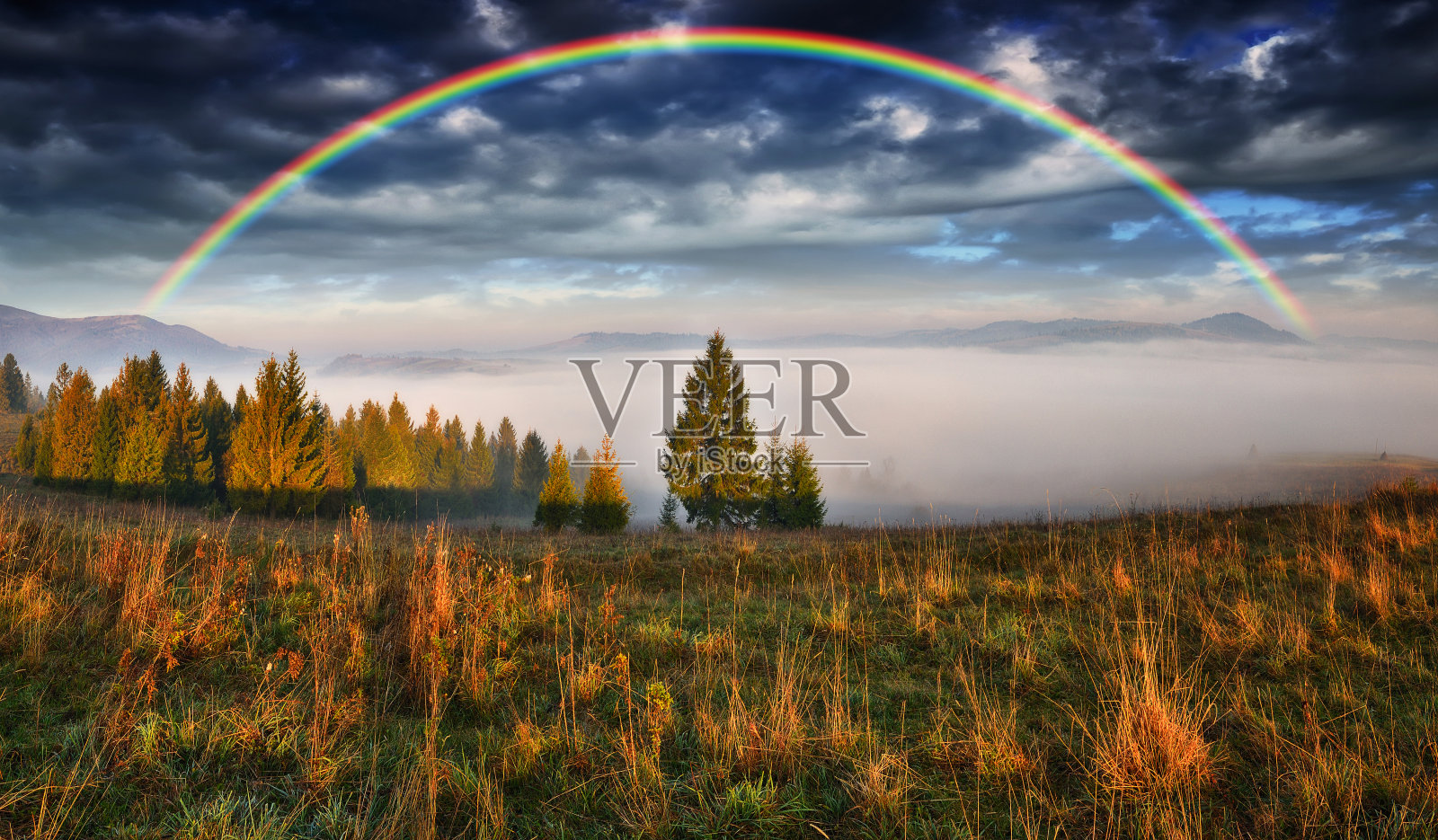彩虹越过山脉。喀尔巴阡的秋日清晨照片摄影图片