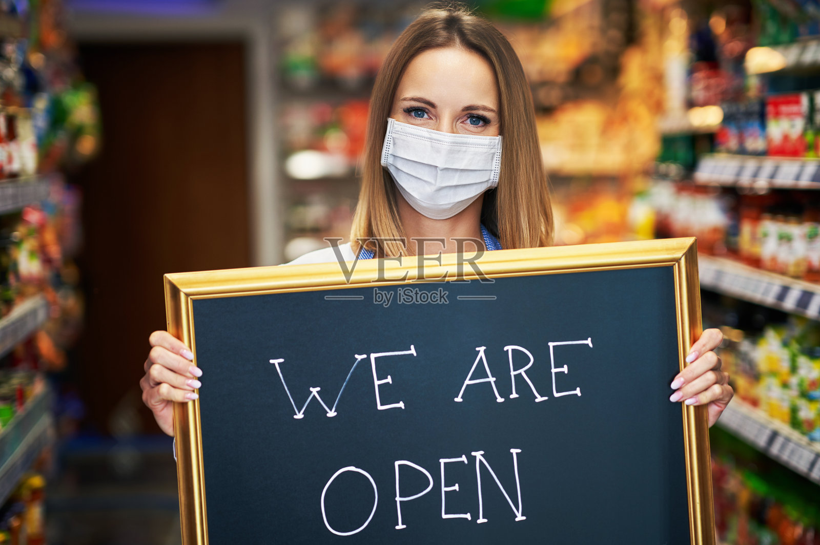 拿着告示板的店员照片摄影图片