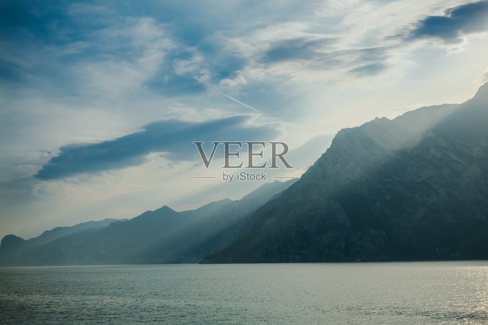 意大利加尔达湖壮观的日落山景照片摄影图片