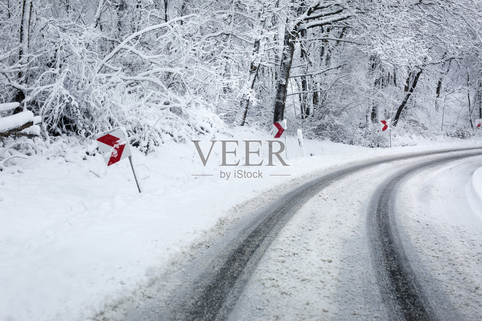 德国大雪后的恶劣路况和交通阻塞照片摄影图片