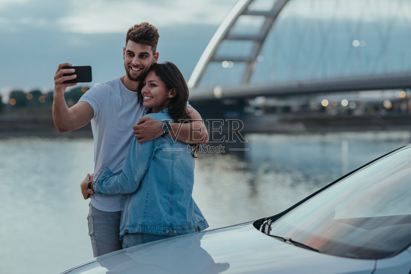 一对可爱的情侣在河边自拍约会照片摄影图片