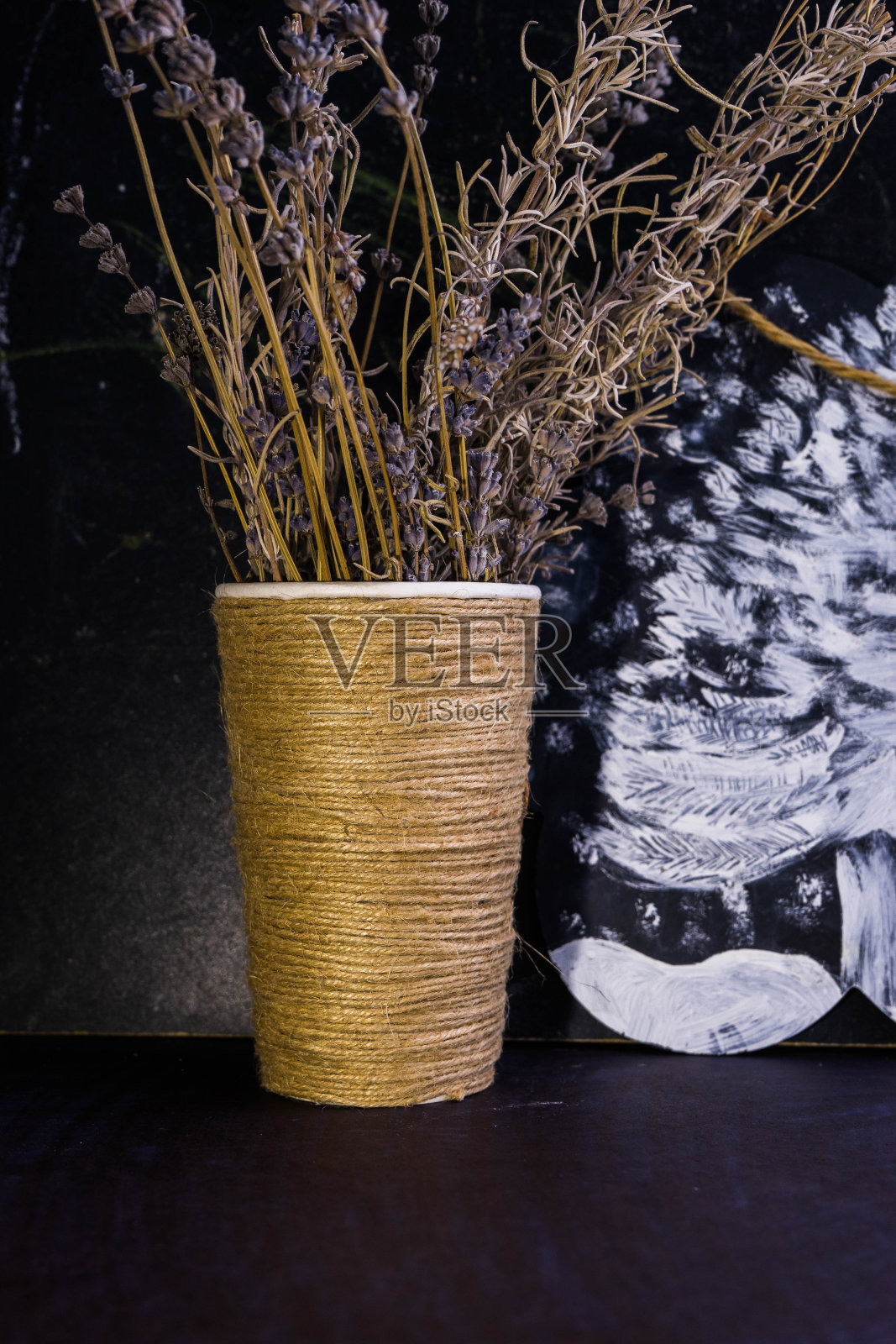 干花，薰衣草花在黑色墙壁背景与复古风格照片摄影图片