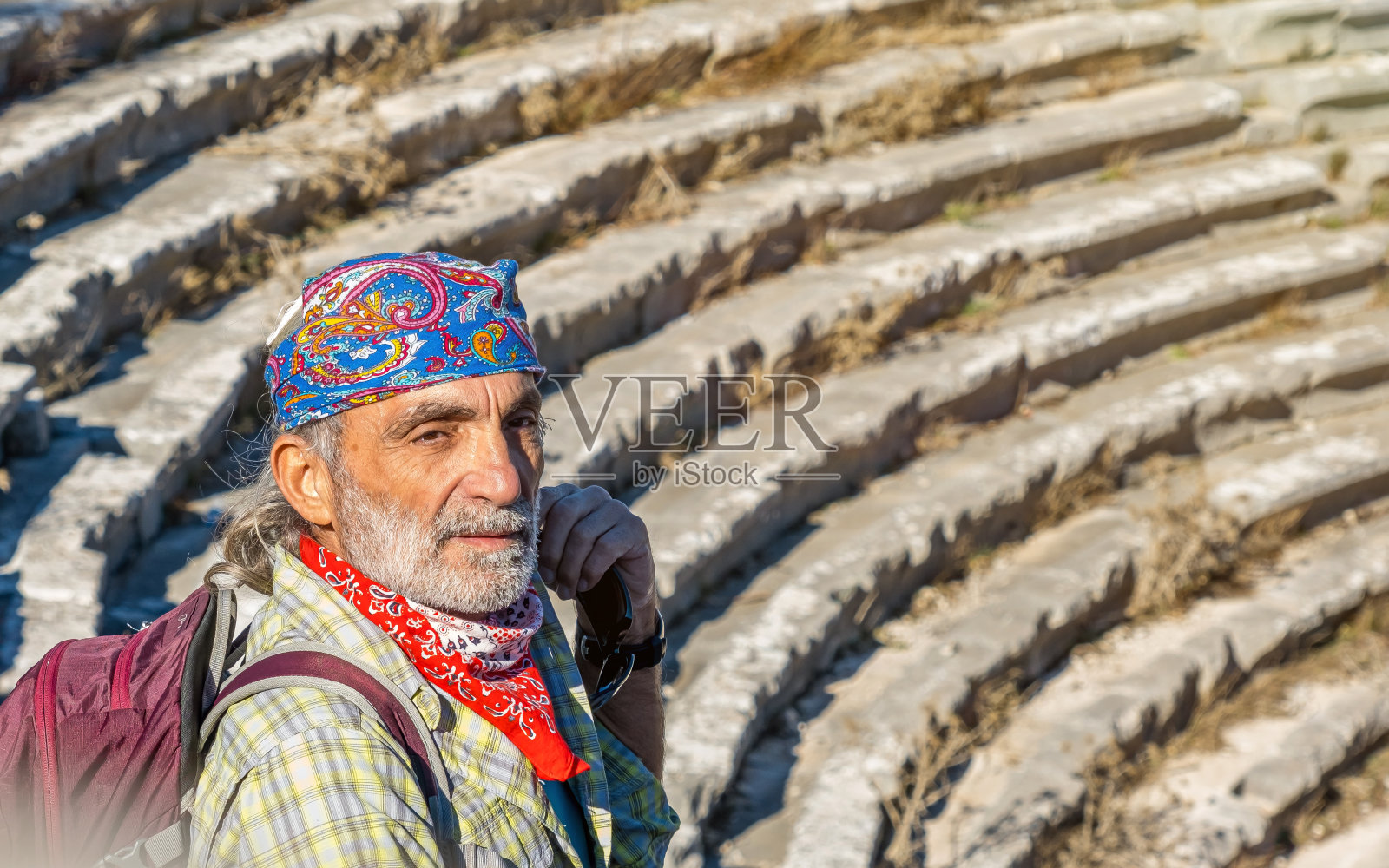 男子在古剧场欣赏风景照片摄影图片