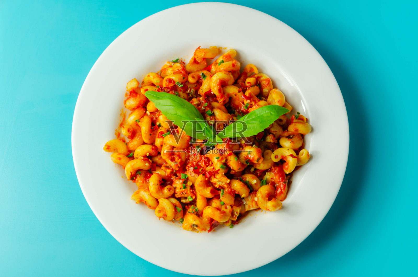 煮熟的切伦塔尼意大利面配上煮好的鸡胸肉和辣椒，配上辛辣的番茄和墨西哥胡椒调味汁，照片摄影图片