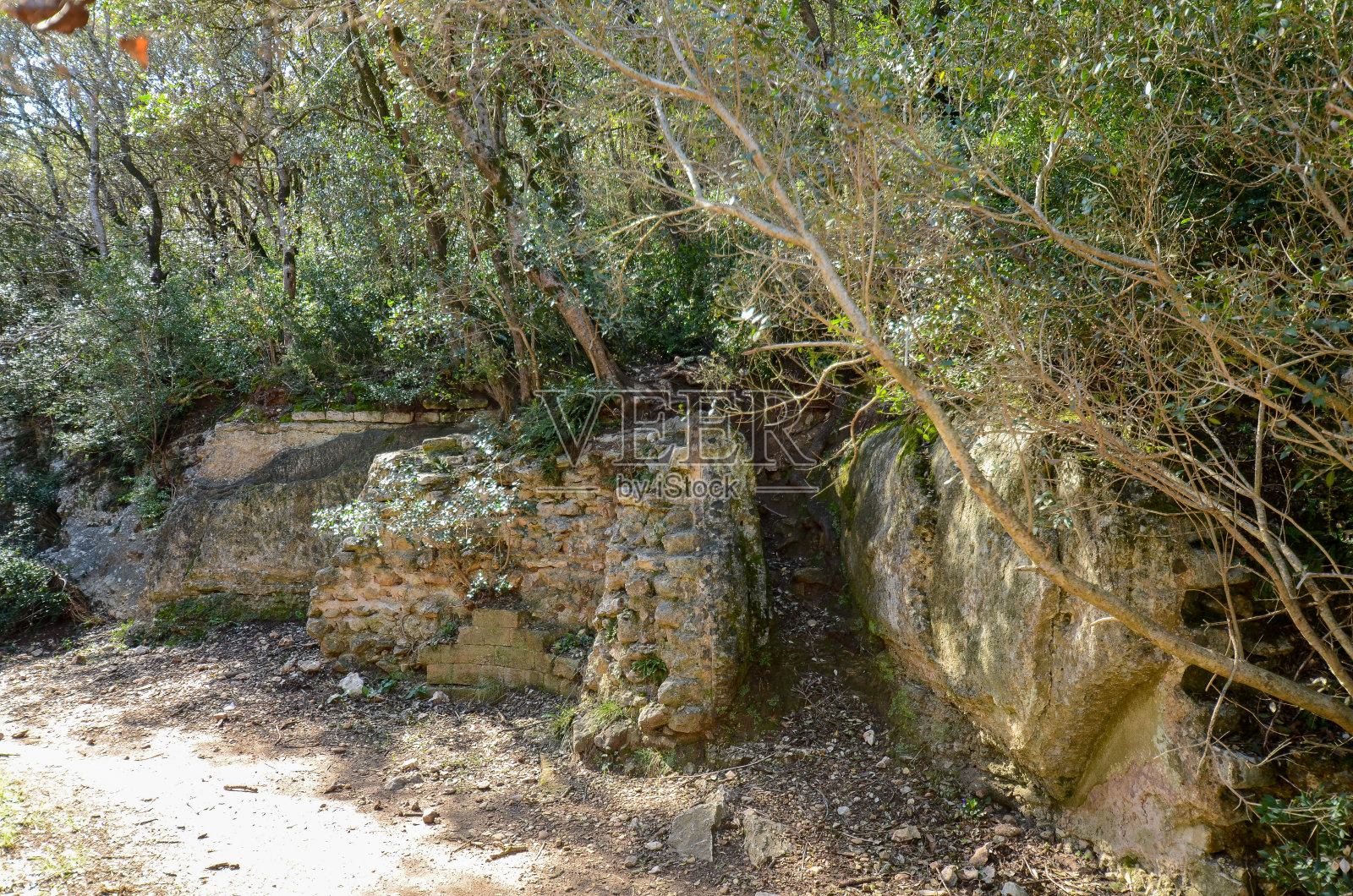 法国普罗旺斯古罗马渡槽桥，连接南部加德桥的渡槽导管照片摄影图片