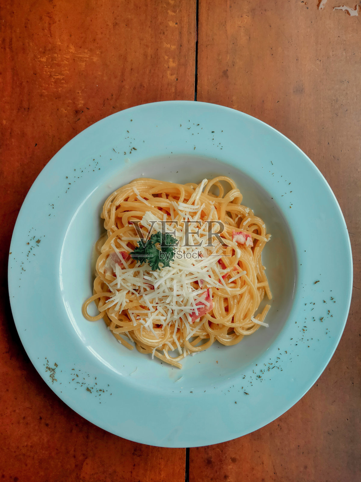 桌上盘子里的面条的高角度视图照片摄影图片