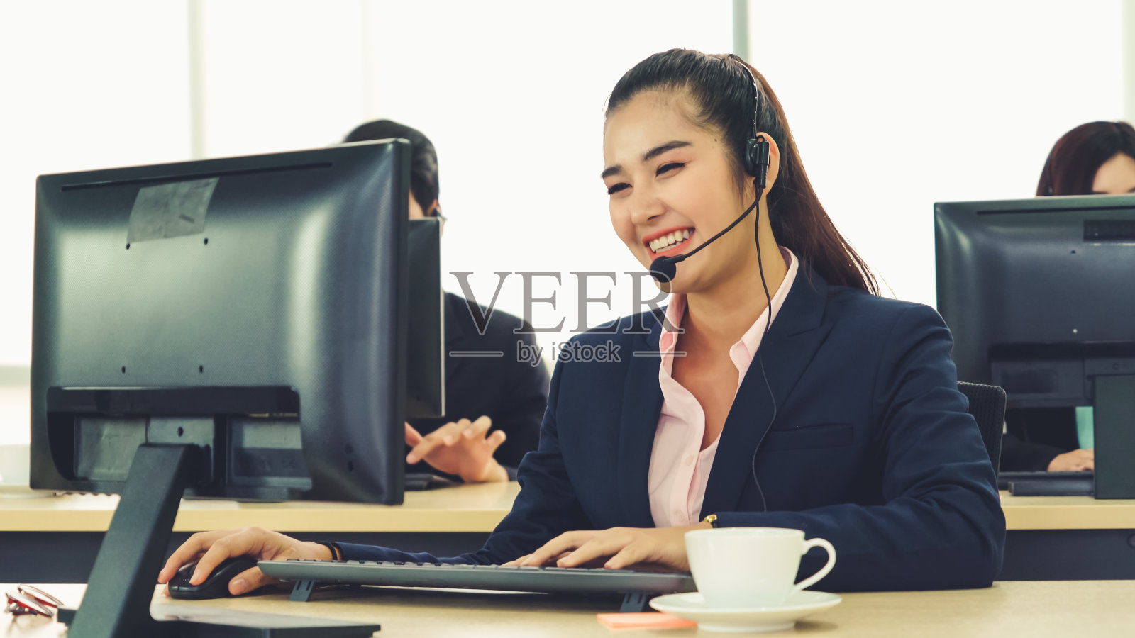 商务人员戴着耳机在办公室工作照片摄影图片