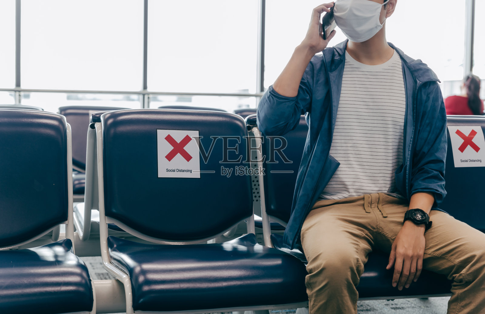 机场座位上的社交距离标志。照片摄影图片