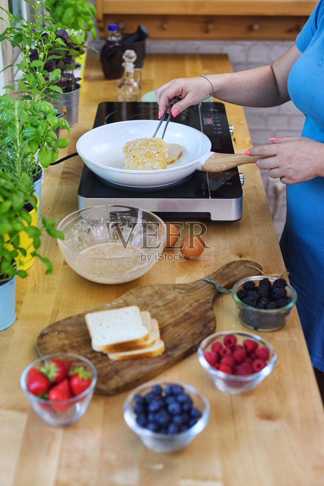 准备加浆果和枫糖浆的法式吐司照片摄影图片