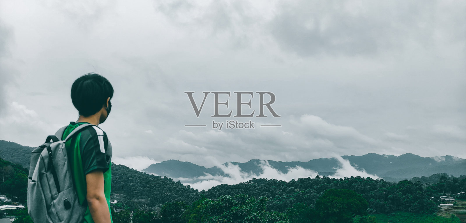 在泰国清迈的monjam，湄林，年轻人背包享受大自然美丽的绿色山景和乡村。旅游的概念照片摄影图片