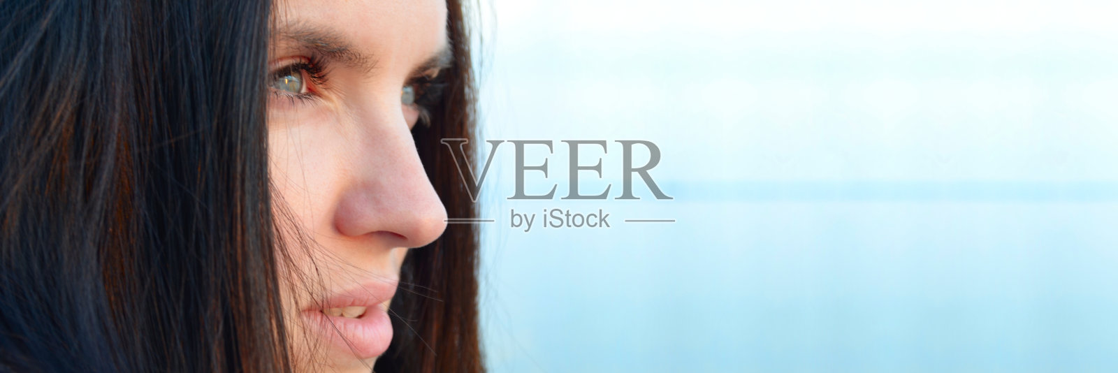 眺望大海的女人照片摄影图片