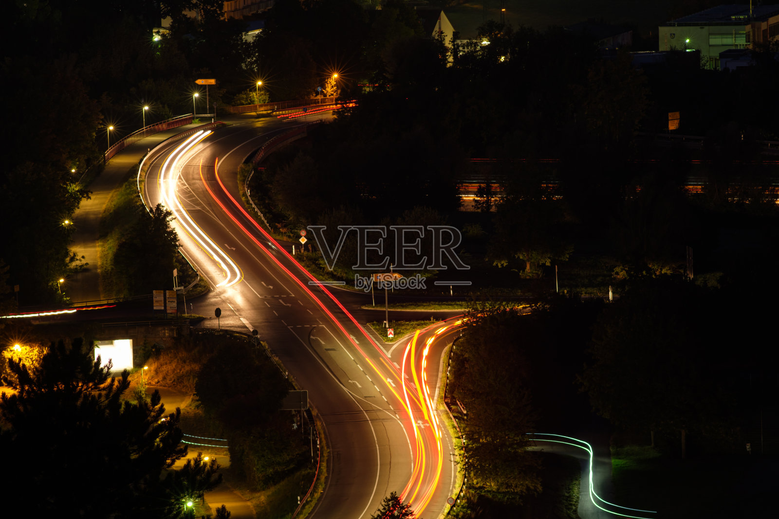 汽车和卡车在乡村城市的公路上留下的灯光痕迹照片摄影图片