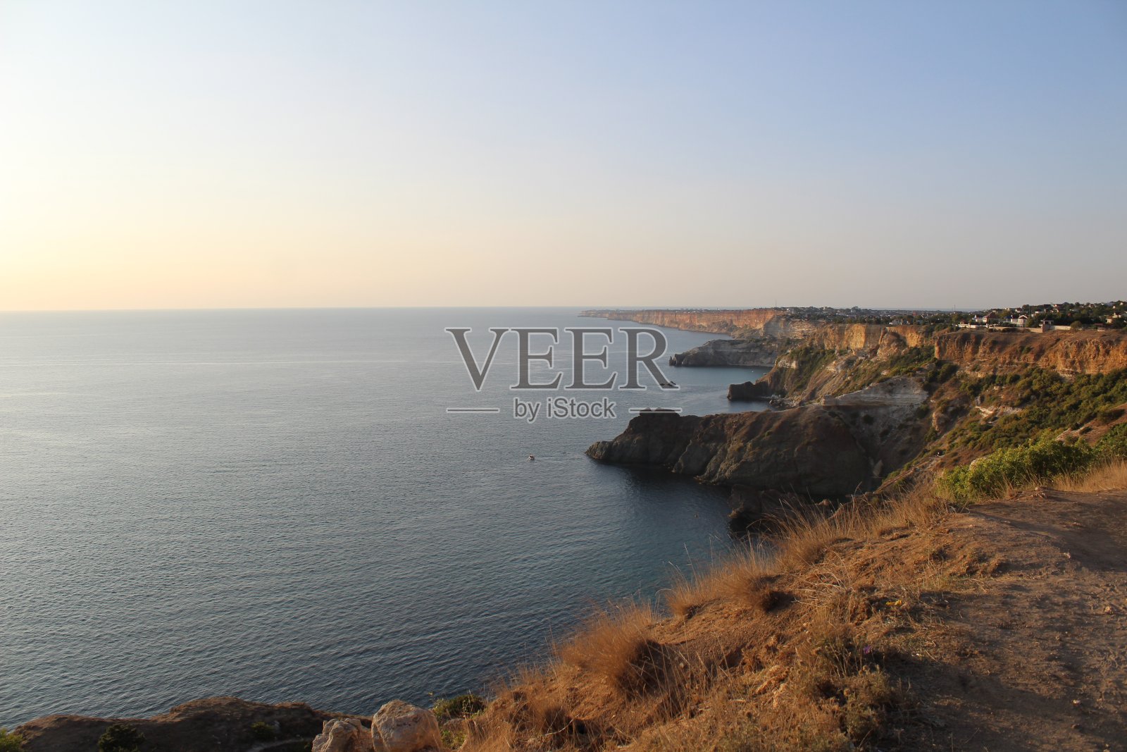 晴朗的早晨，在黑海多岩石的海岸照片摄影图片