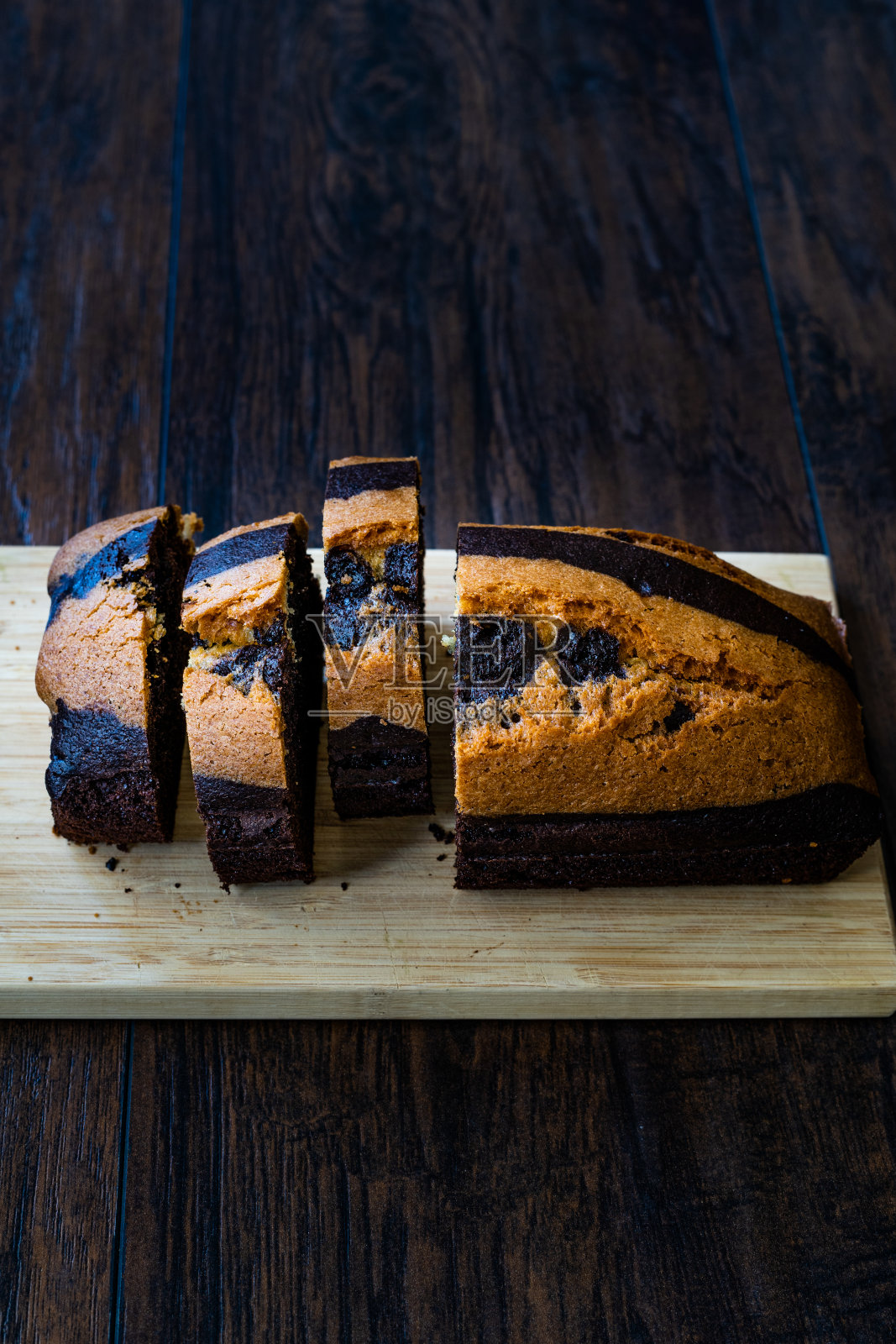 自制巧克力斑马蛋糕。照片摄影图片