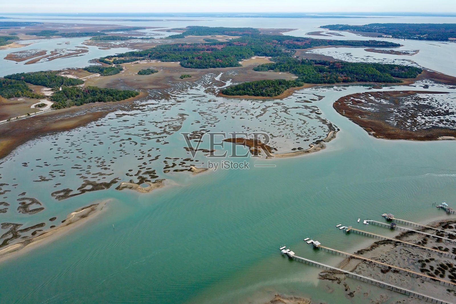 从鸟瞰河口海岸线景观照片摄影图片