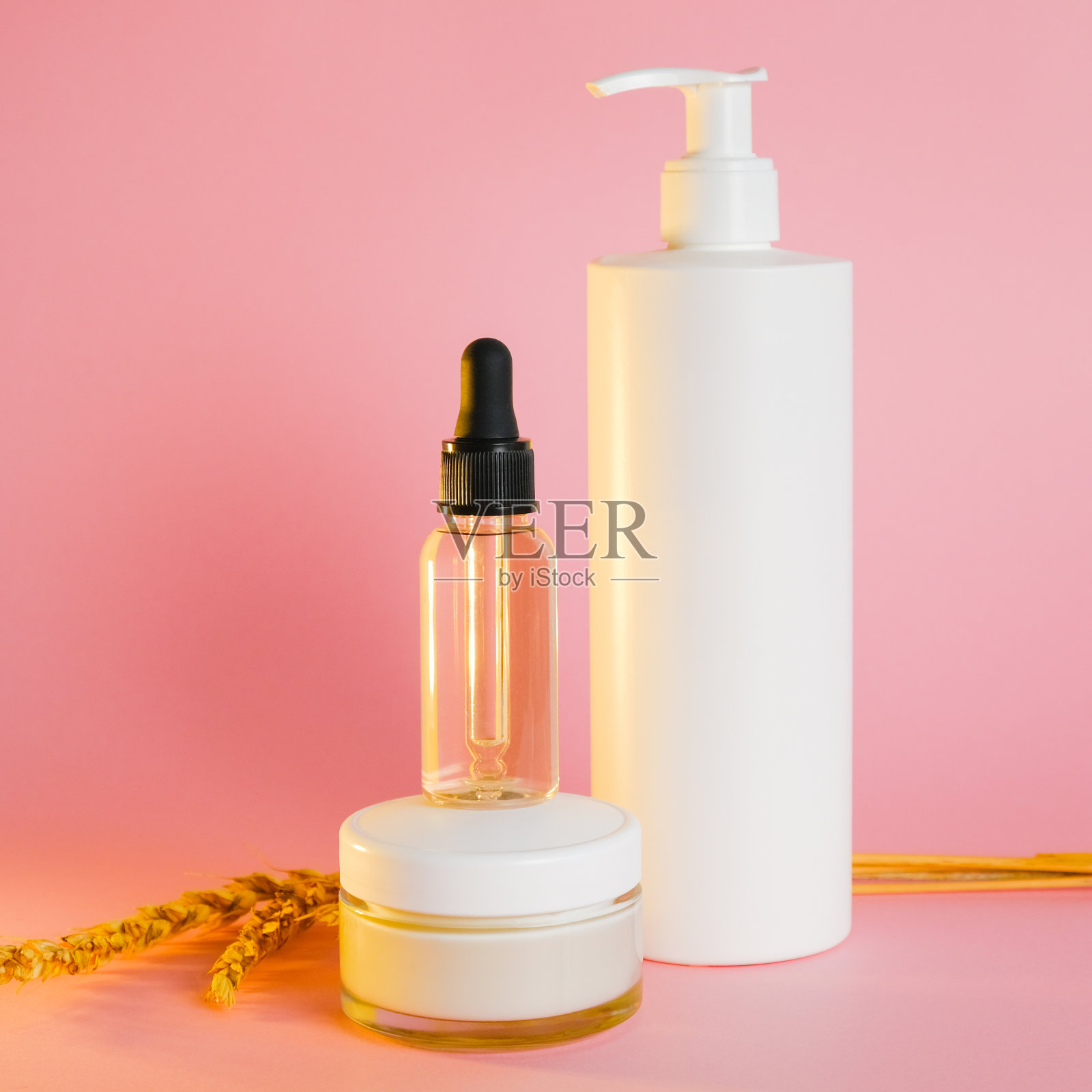 粉底霜瓶、血清瓶及带分配器的化妆品空白容器。照片摄影图片