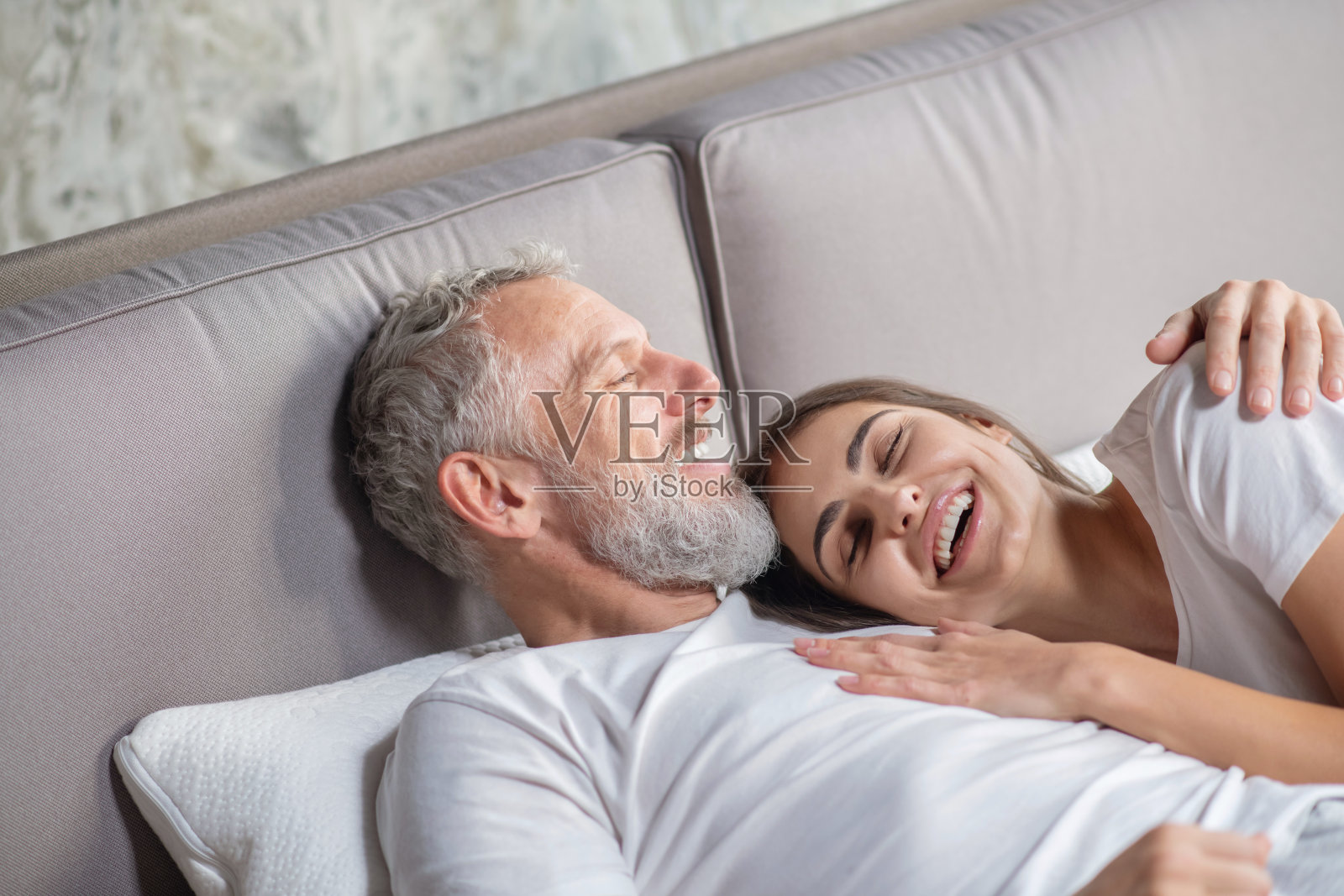 男人和女人在床上拥抱着照片摄影图片