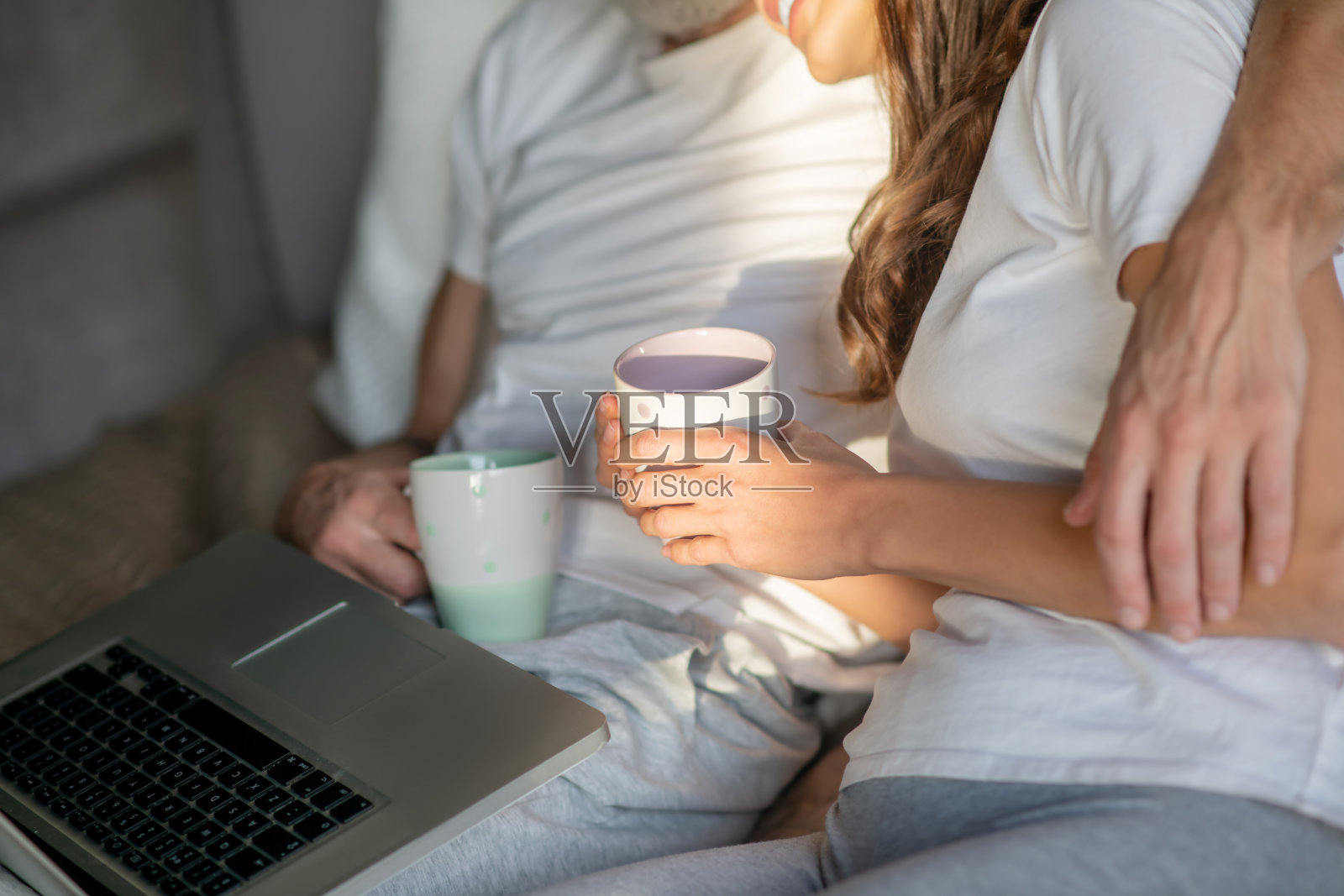 女人和男人一起用电脑喝咖啡照片摄影图片