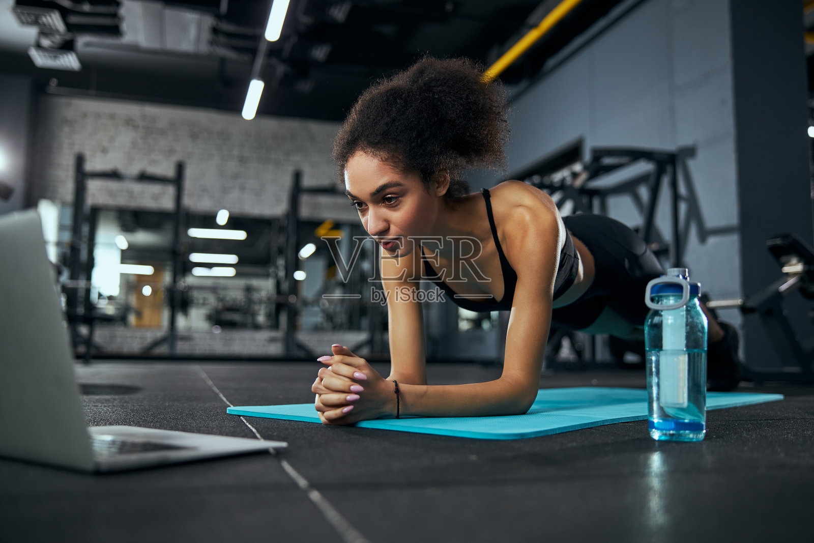 年轻认真的站在木板上的女性照片摄影图片