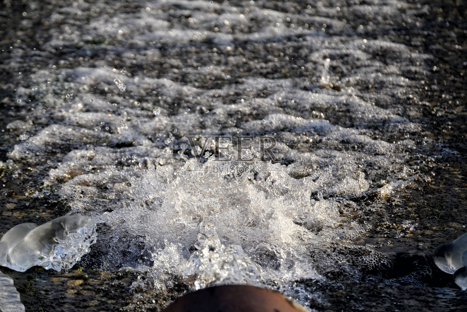 溪水在阳光下闪闪发光。概念天然生态纯净水。照片摄影图片