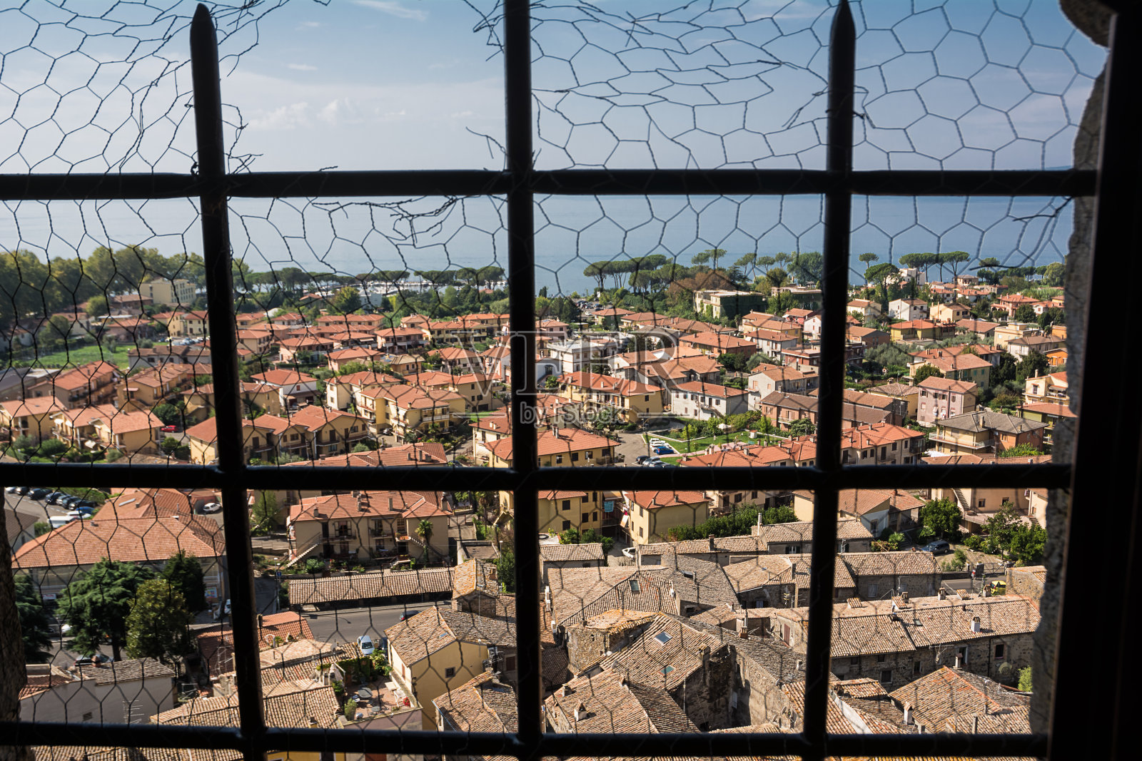 透过窗户可以看到博尔塞纳和湖的全景照片摄影图片