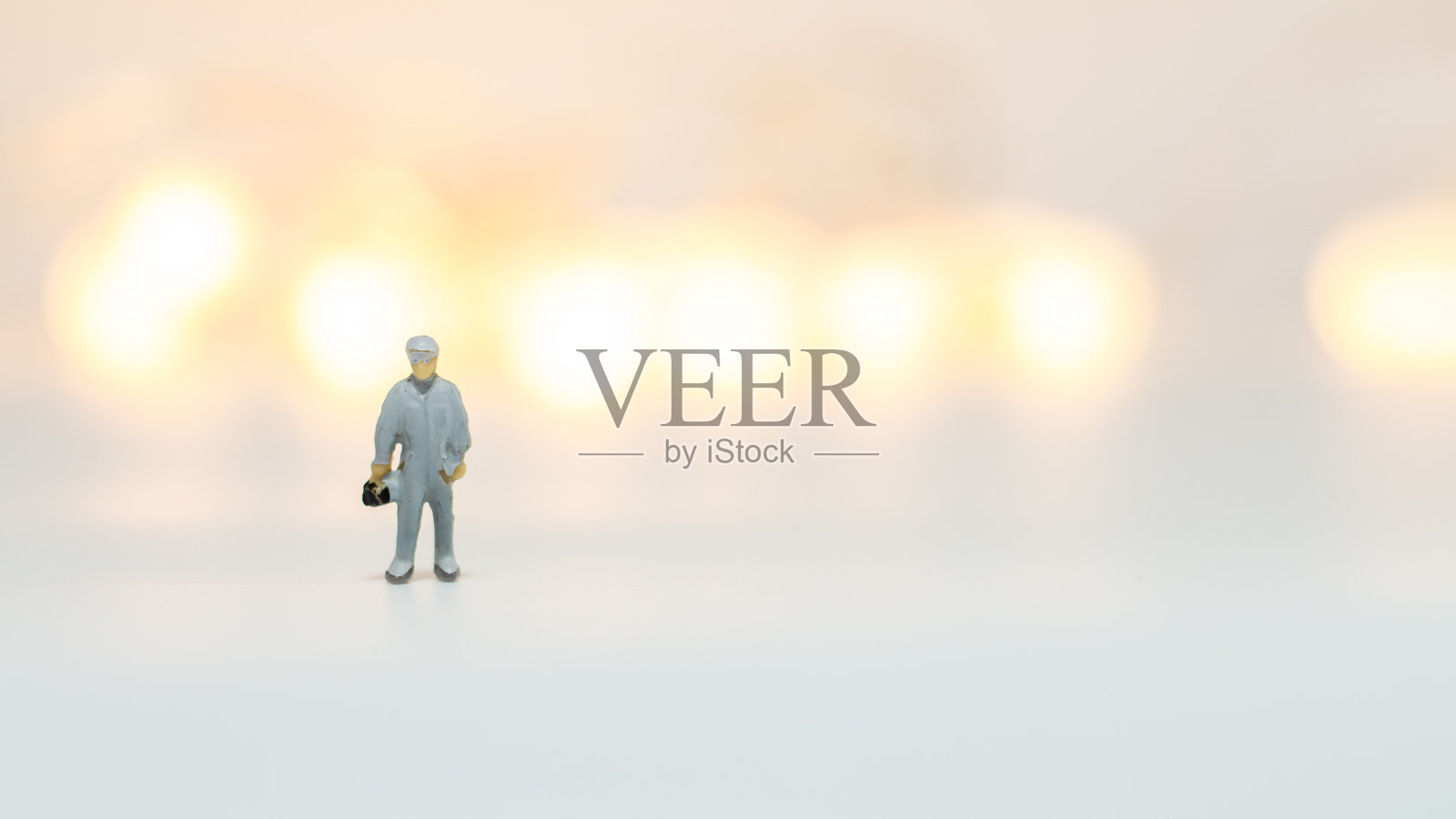 接近工程师与纸飞机孤立在白色背景照片摄影图片