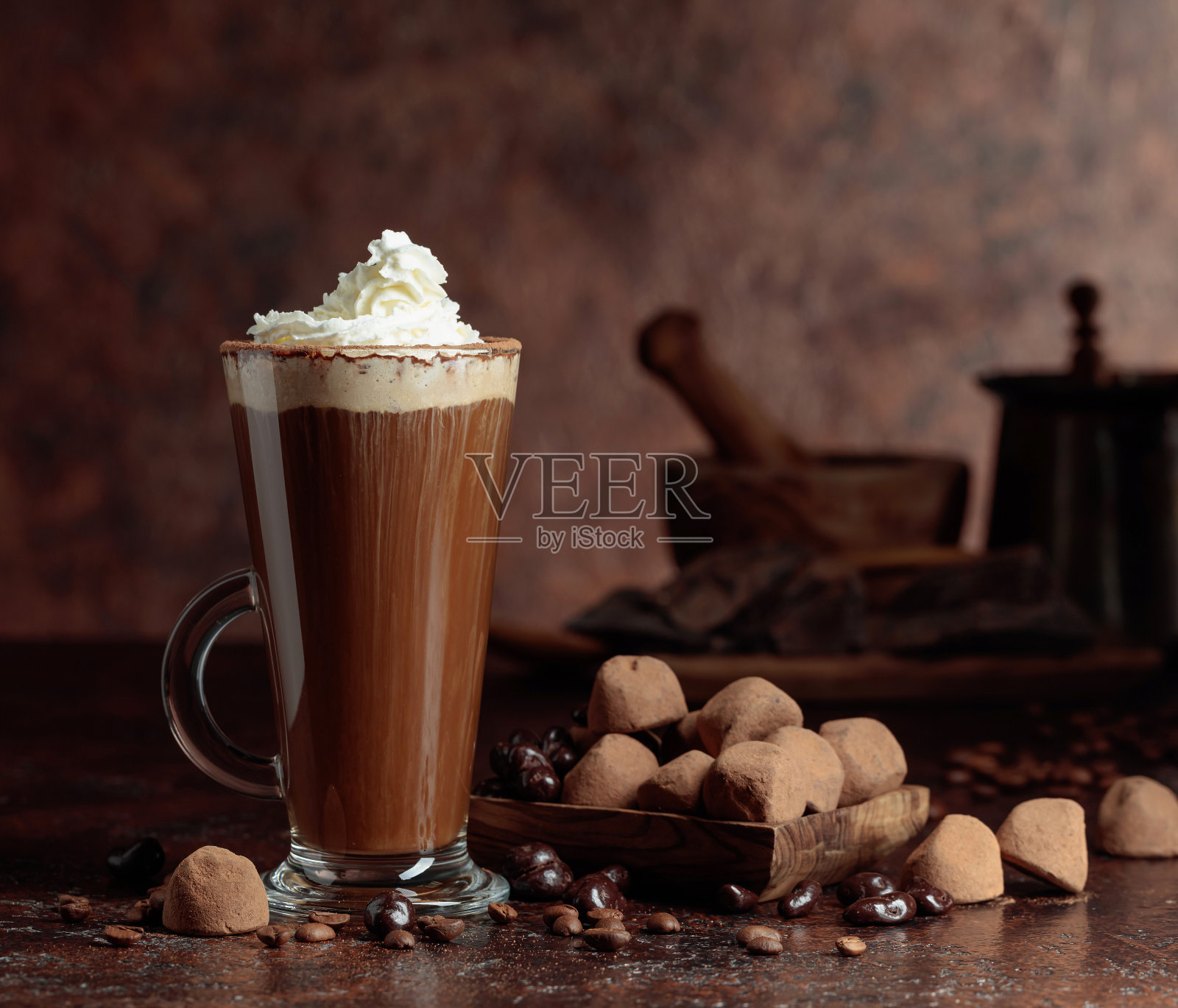 松露和一杯热巧克力加鲜奶油。照片摄影图片