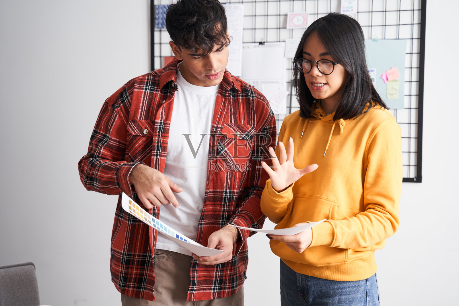 高管们在公告板上讨论照片摄影图片