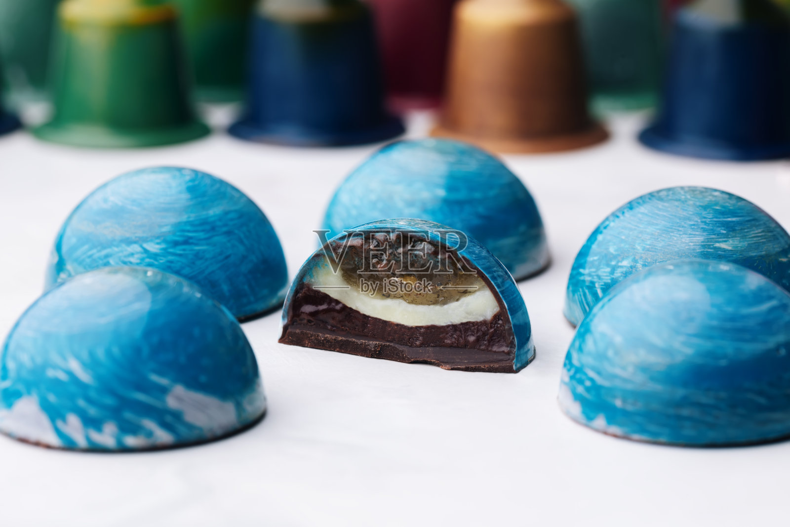 巧克力圆顶糖果，酸橙和薄荷果冻，覆盆子甘纳许。照片摄影图片