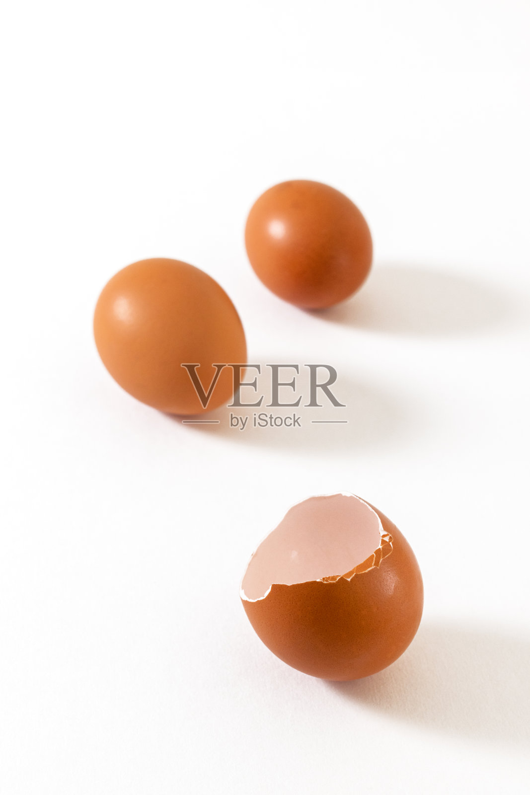 鲜鸡全蛋和一个破蛋孤立在白色背景上。照片摄影图片