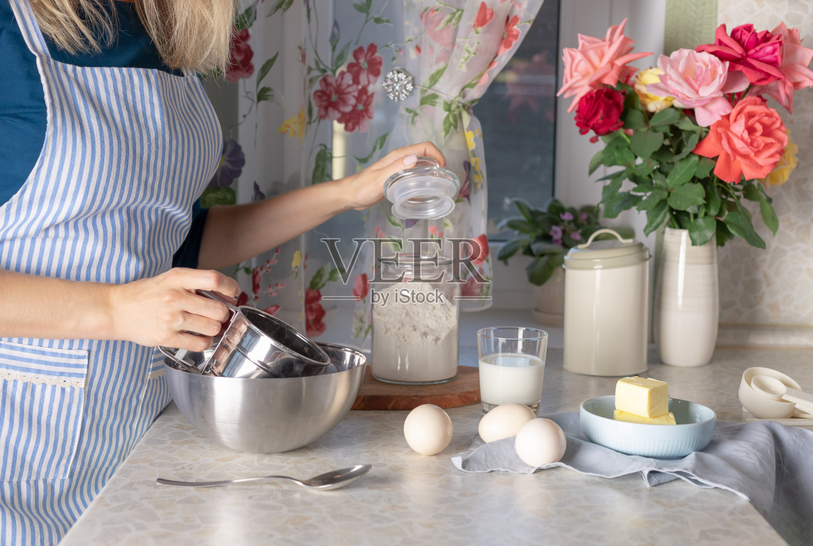 女人在家里的厨房做面团。自制烘焙配料照片摄影图片
