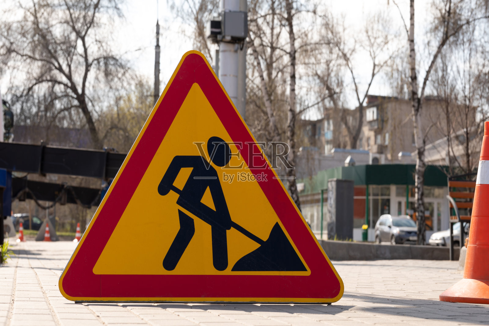 前方街道人行道上的道路施工警告标志照片摄影图片