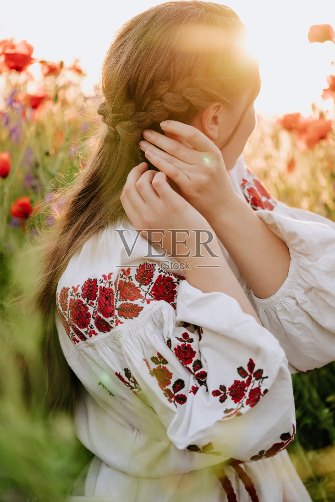 女乌克兰民族衬衫正确的发型照片摄影图片