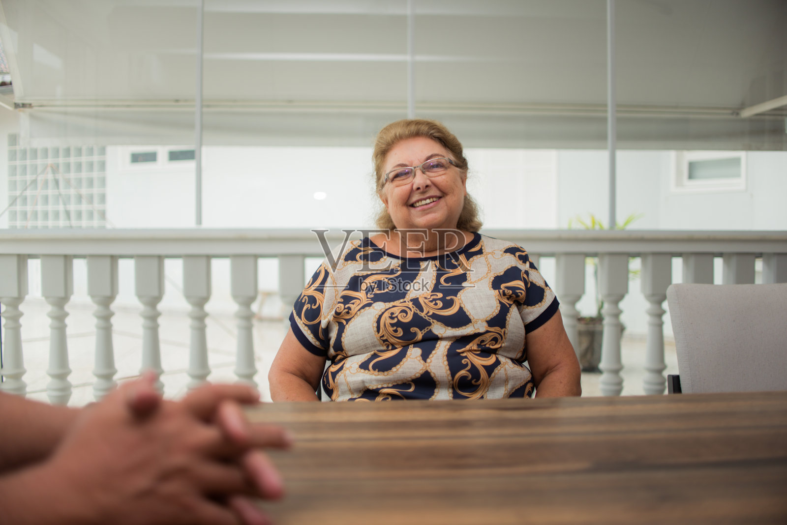 老年人聊天照片摄影图片