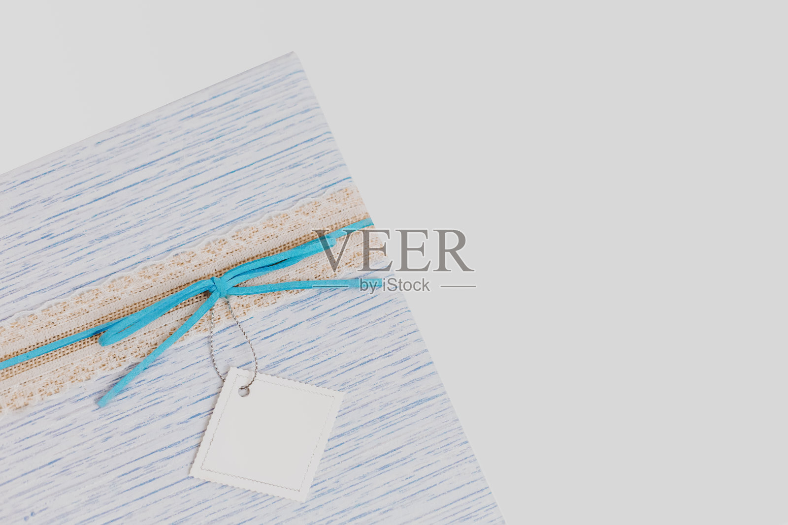 蓝色绒面革蝴蝶结的礼品盒碎片照片摄影图片