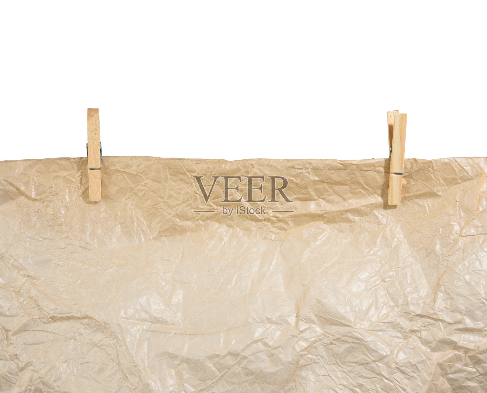 棕色皱巴巴的纸挂在木制晾衣夹上照片摄影图片