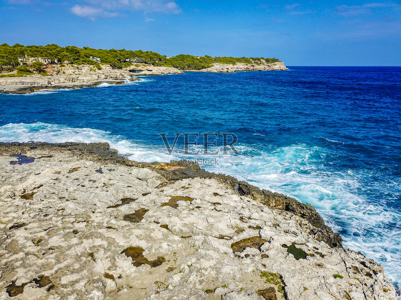 全景海滩湾卡拉蒙德拉戈马略卡巴利阿里群岛西班牙。照片摄影图片