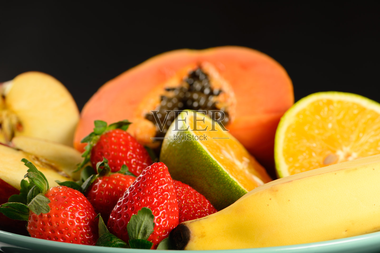 有黑色背景的盘中水果照片摄影图片