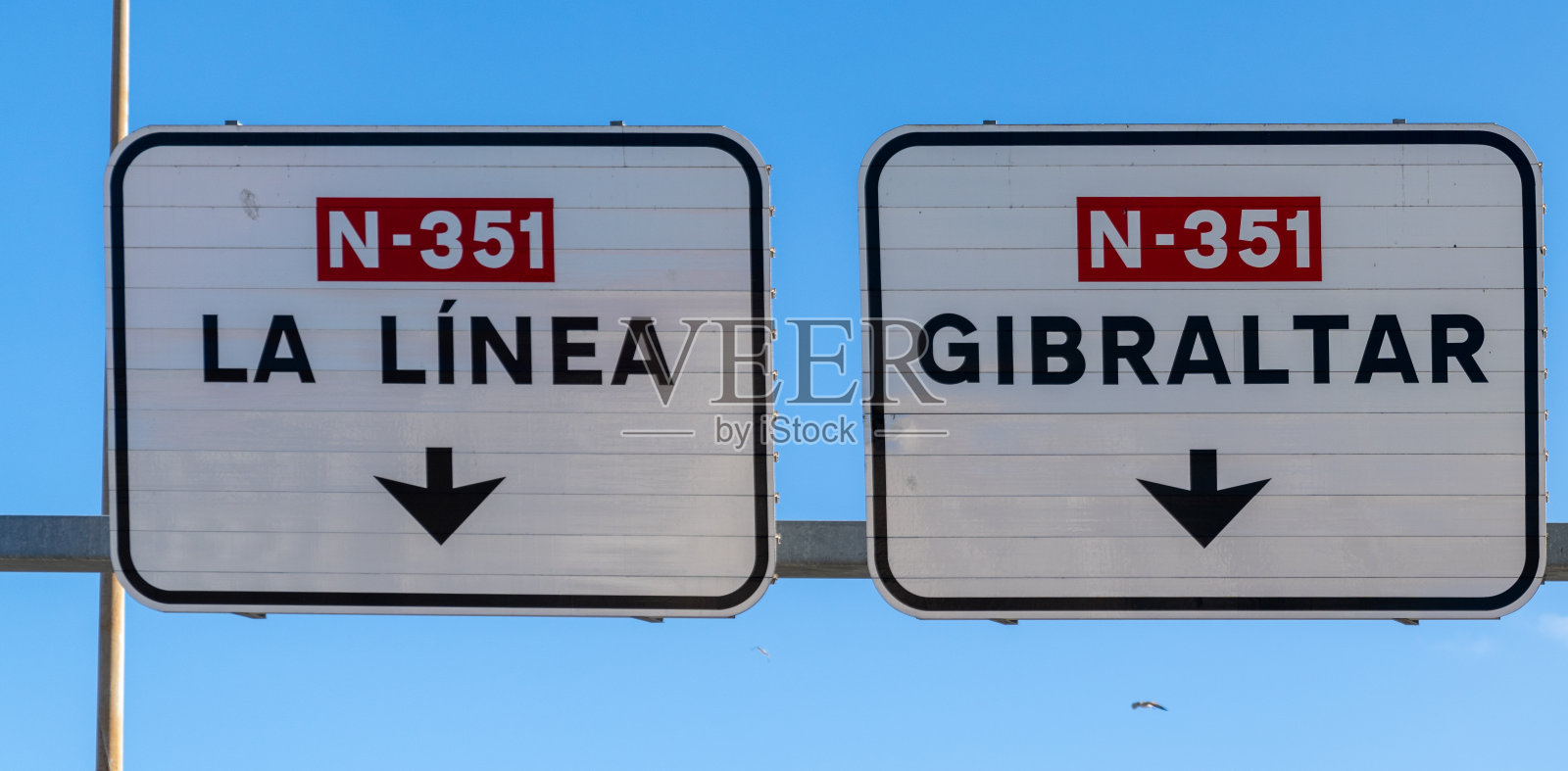 直布罗陀高速公路路标的近景照片摄影图片