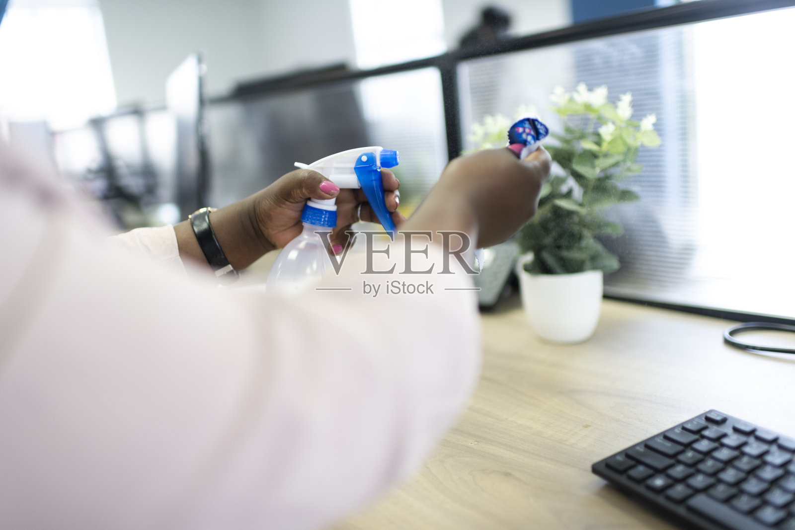 特写女子在清洁布上喷洒消毒剂照片摄影图片