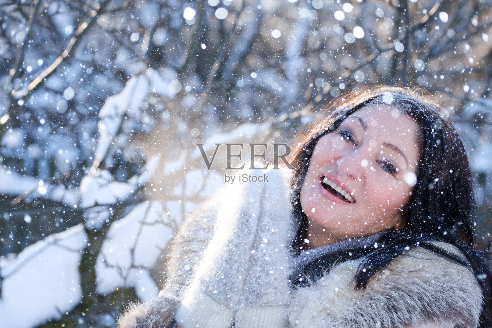 一个快乐的女人在冬天霜冻的肖像照片摄影图片