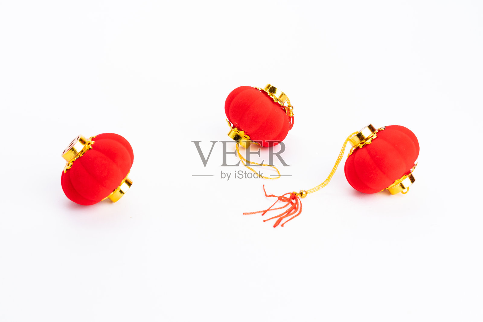 红色微型中国灯笼孤立在白色照片摄影图片