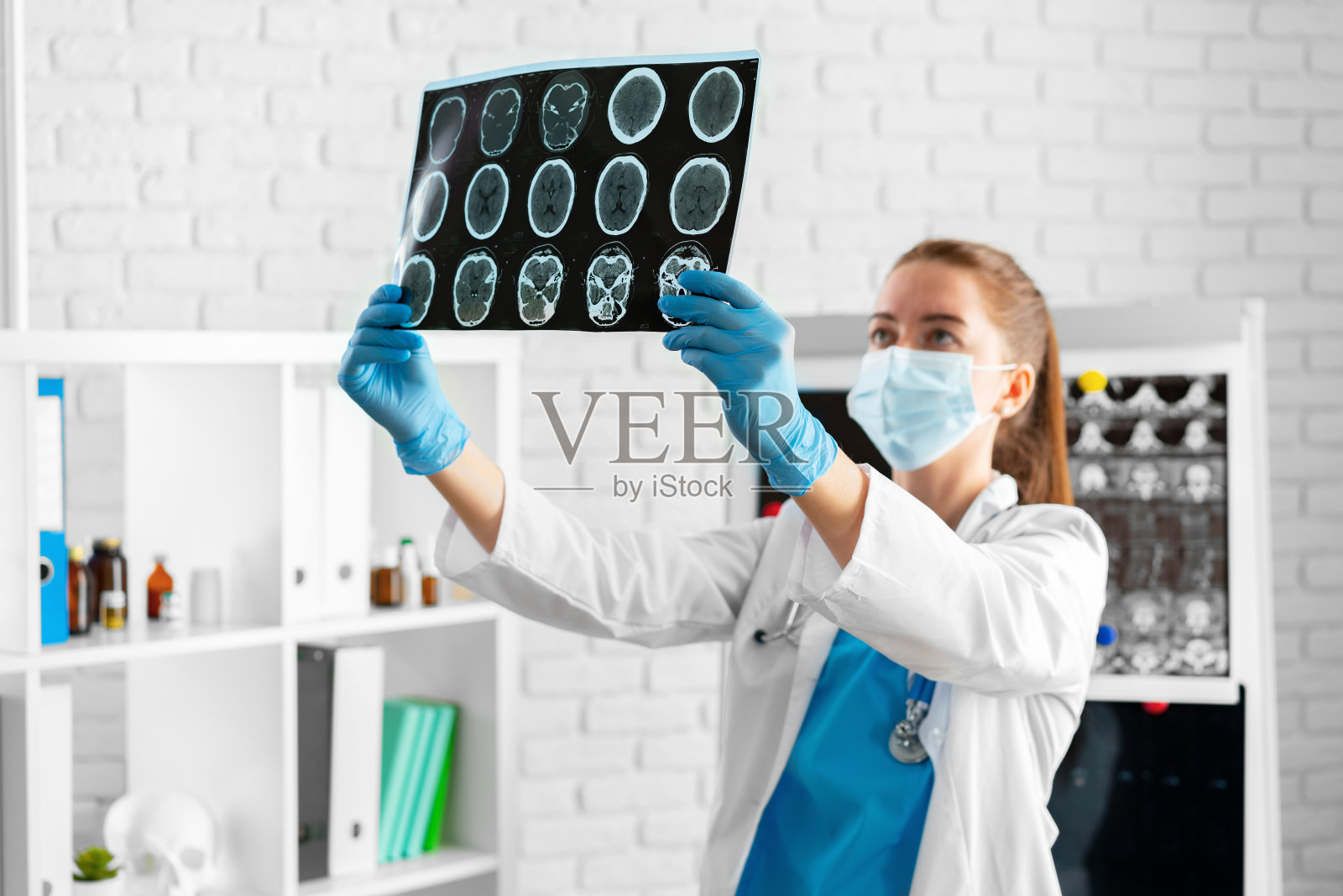 女医生在医院检查头部mri扫描照片摄影图片